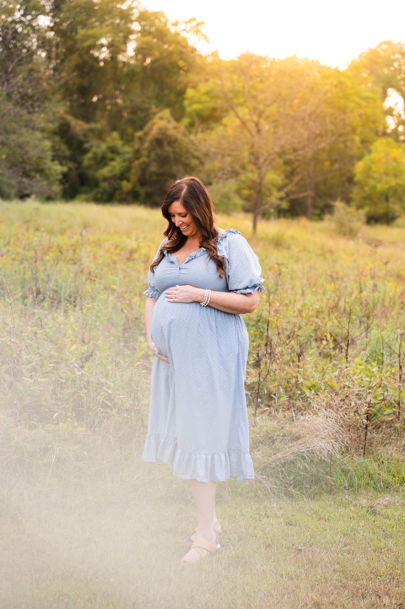 Who else is ready for some glowing summer sunsets?? #MaternityShoot #maternityphotography #pittsburghmaternity #madelinejanephotography #summerportraits #harrisonhillspark #minisession